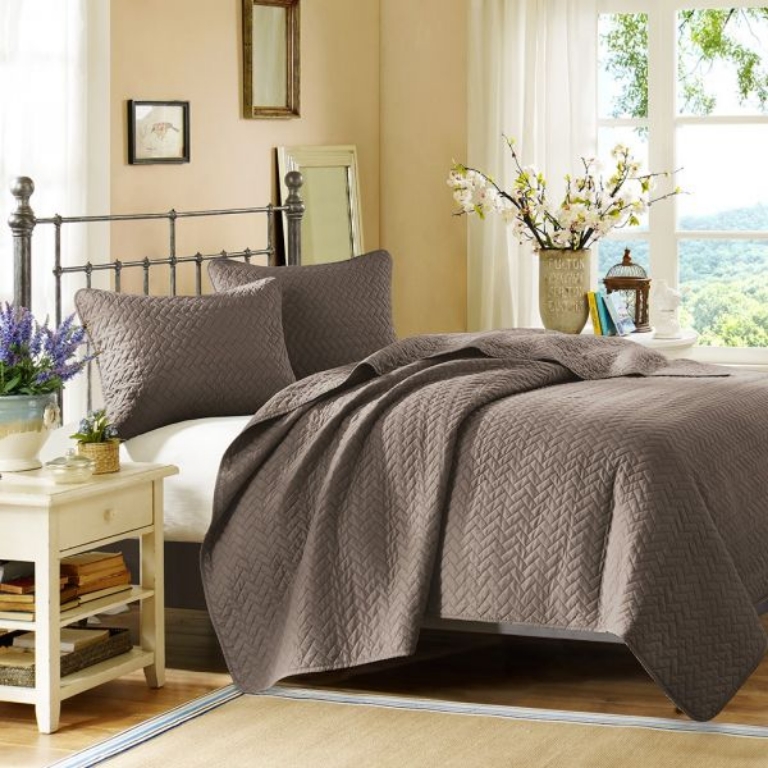 Picture of VELVET TAUPE KING COVERLET SET