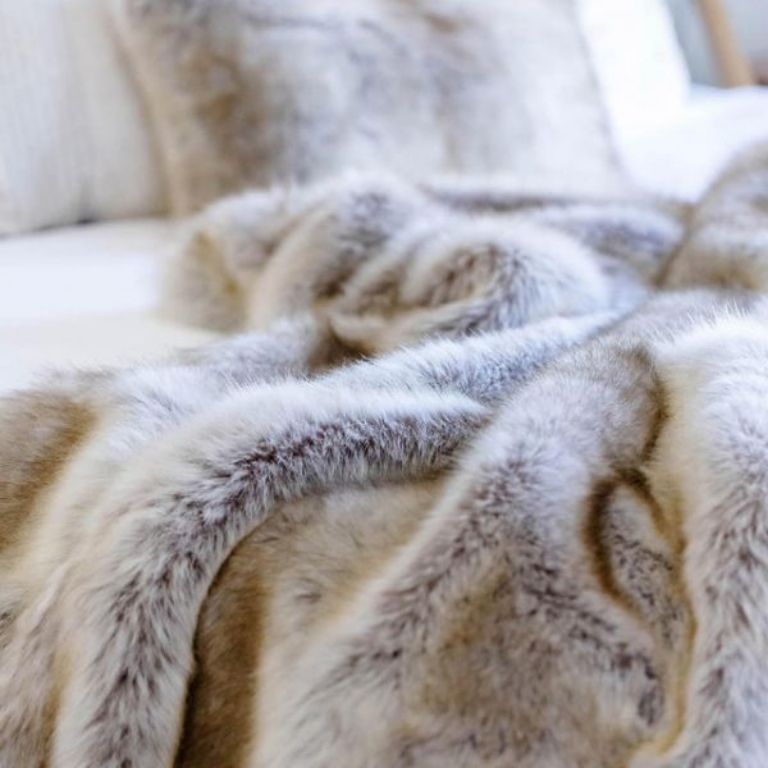 Picture of BLONDE 60X86 FAUX FUR THROW